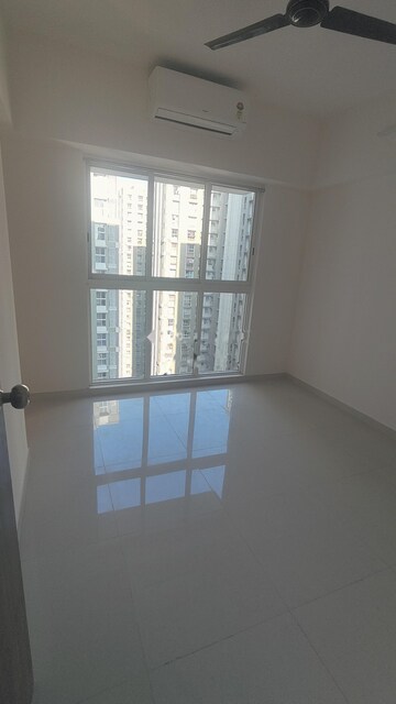 Room in 2 BHK Apartment at Lodha Amara, Kolshet Road – for Rent