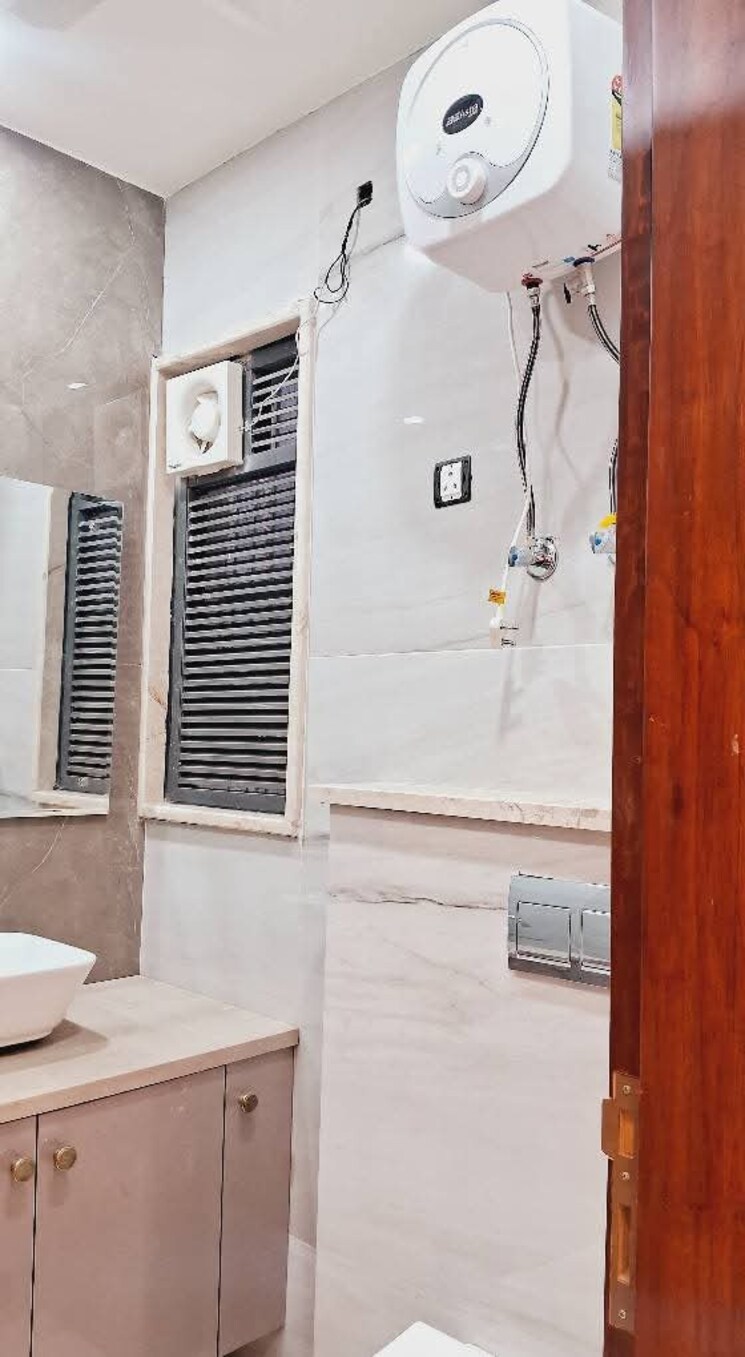Bathroom, palam colony 3 Bedroom 100 Sq.Yd. Builder Floor In Palam Colony Delhi 7935542