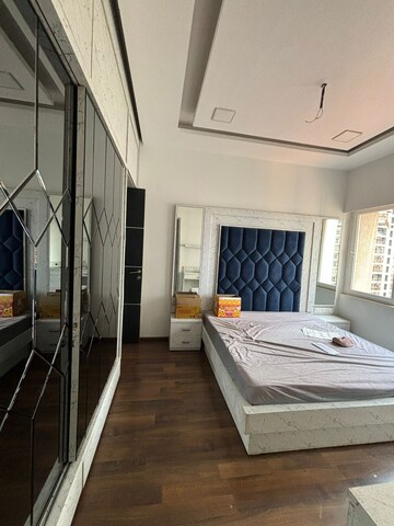 Room in 3.5 BHK Apartment at Runwal Greens, Mulund West – for Sale
