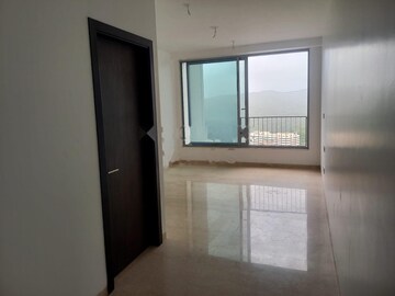 Room in 3 BHK Apartment at Oberoi Sky City, Borivali East – for Rent