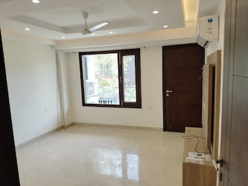 Room in 4 BHK Builder Floor at Unitech South City II, Sector 50 – for Rent
