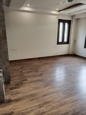 Room in 4 BHK Builder Floor at Unitech South City II, Sector 50 – for Rent