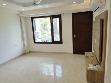 Room in 4 BHK Builder Floor at Unitech South City II, Sector 50 – for Rent