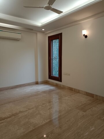 Room in 4 BHK Apartment at Safdarjang Enclave – for Rent