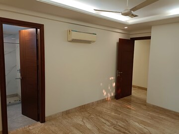 Room in 4 BHK Apartment at Safdarjang Enclave – for Rent