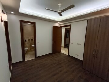 Room in 4 BHK Apartment at Safdarjang Enclave – for Rent