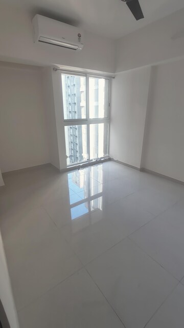 Room in 2 BHK Apartment at Lodha Amara, Kolshet Road – for Rent