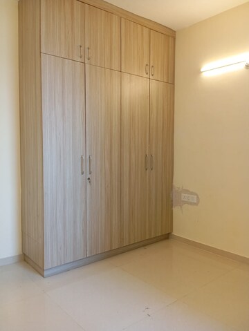Room in 3 BHK Apartment at Omaxe The Palace, Gomti Nagar – for Rent