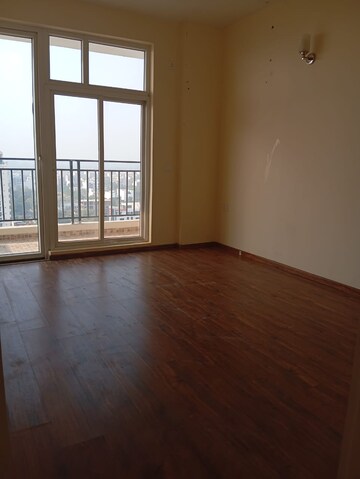 Room in 3 BHK Apartment at Omaxe The Palace, Gomti Nagar – for Rent