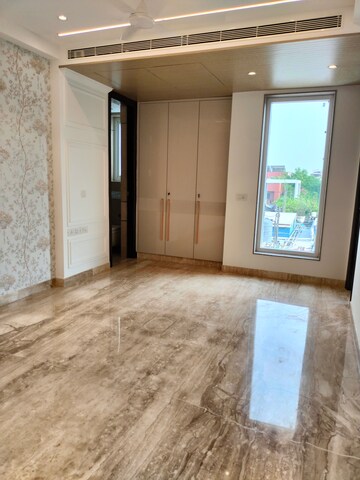 Room in 4 BHK Apartment at Safdarjang Enclave – for Rent