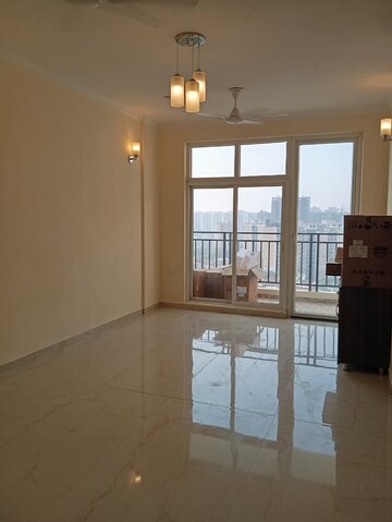 Room in 3 BHK Apartment at Omaxe The Palace, Gomti Nagar – for Rent