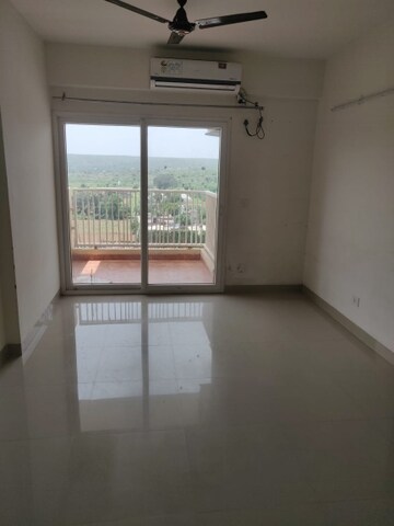 Room in 3 BHK Apartment at Central Park Flower Valley Aqua Front Towers, Sohna Sector 33 – for Rent