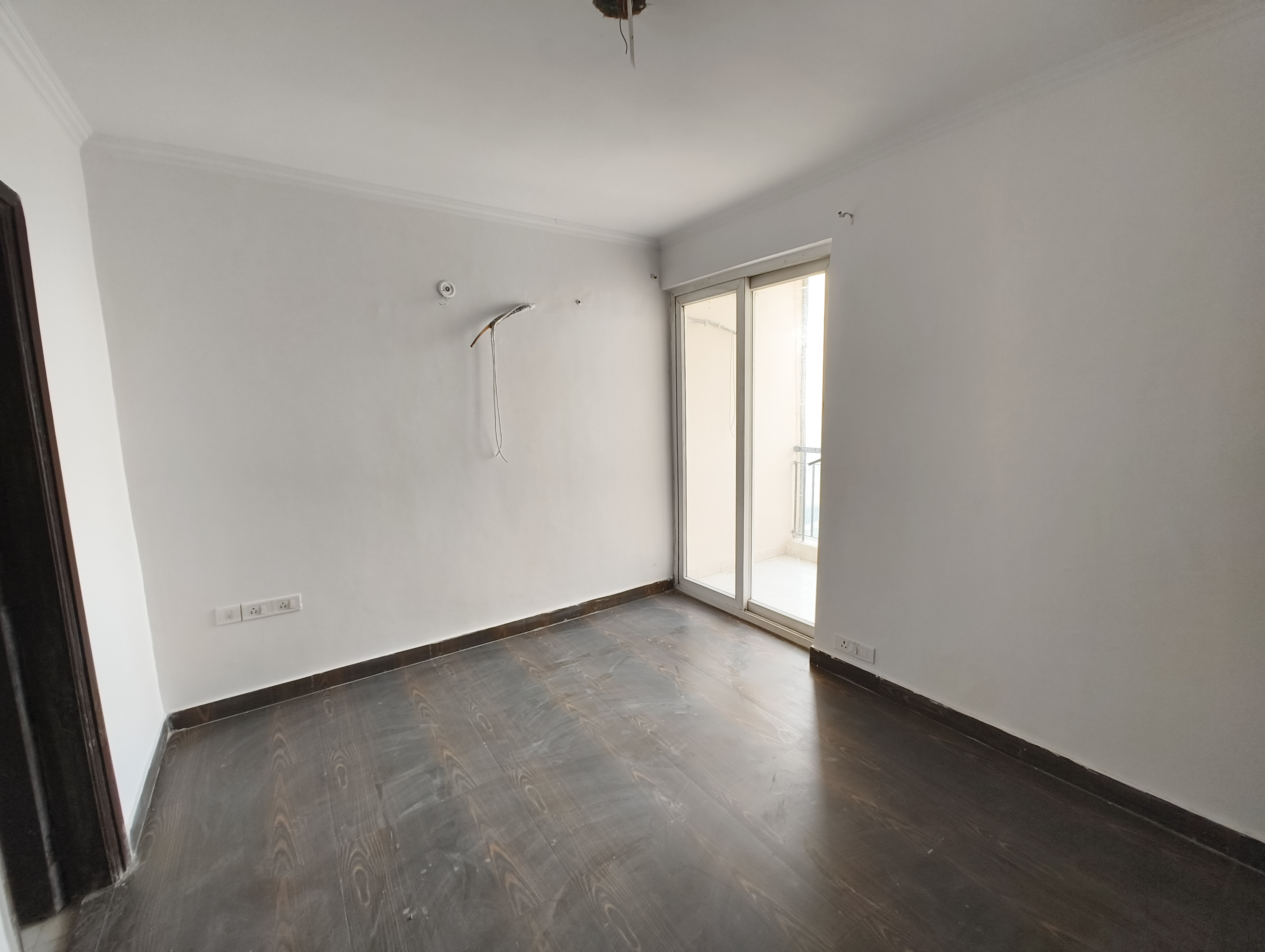 2 BHK + Extra Room Apartment For Sale in Amrapali Leisure Park