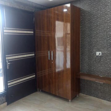 Room in 3 BHK Builder Floor at Sector 45 – for Rent