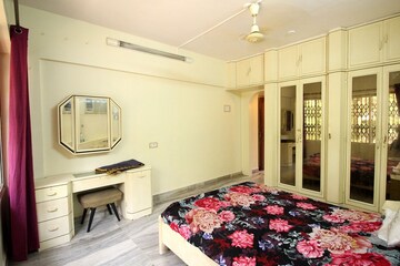 Bedroom in 3 BHK Apartment at Bandra West – for Rent