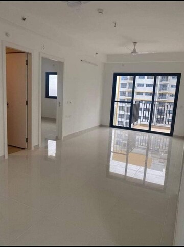 Room in 2 BHK Apartment at Amanora Gold Towers, Hadapsar – for Rent