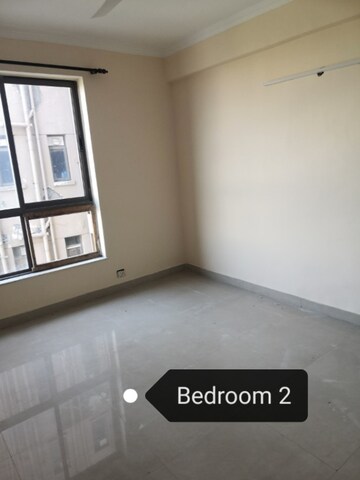 Room in 3 BHK Apartment at Unitech Uniworld Resorts-The Residences, Sector 33 – for Rent