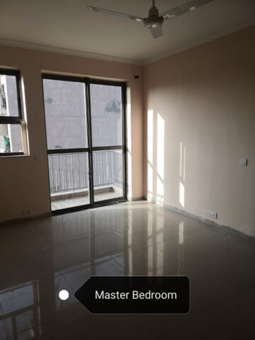 Room in 3 BHK Apartment at Unitech Uniworld Resorts-The Residences, Sector 33 – for Rent