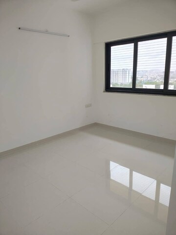 Room in 2 BHK Apartment at Amanora Gold Towers, Hadapsar – for Sale