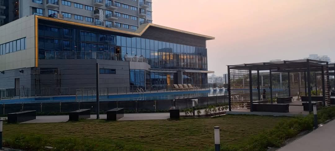 2 BHK Apartment For Sale in Amanora Gold Towers