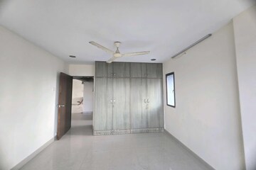 Room in 3 BHK Apartment at Chaitanya Tower, Prabhadevi – for Rent