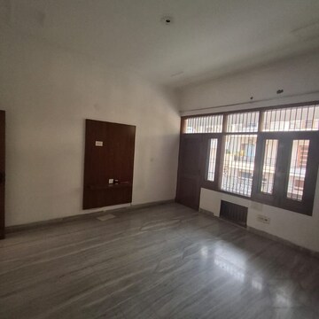 Room in 5 BHK Apartment at Sector 19 – for Rent