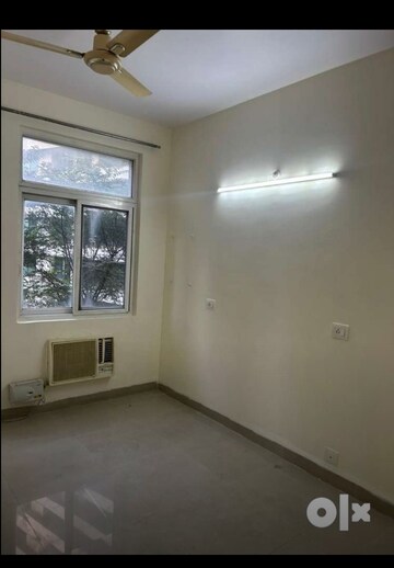 Room in 3 BHK Apartment at Gomti Nagar – for Rent