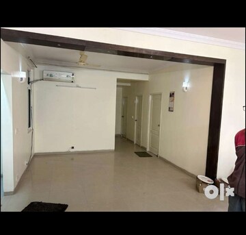 Master Bedroom in 3 BHK Apartment at Gomti Nagar – for Rent
