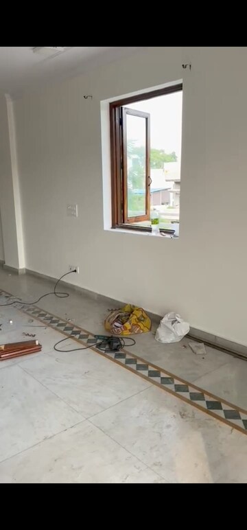 Furnished Amenities in 3 BHK Builder Floor at East Of Kailash – for Rent