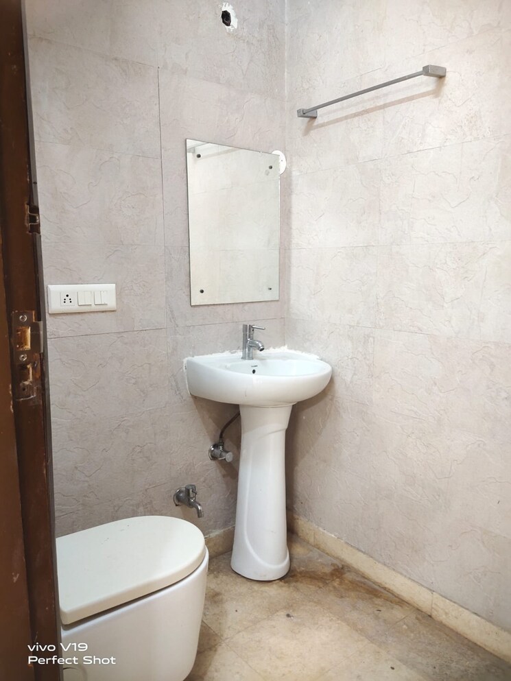 Bathroom, east of kailash 3 Bedroom 127 Sq.Yd. Builder Floor In East Of Kailash Delhi 7939411