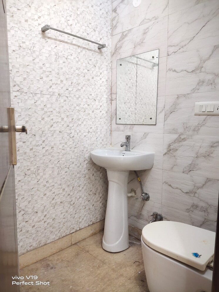 Bathroom, east of kailash 3 Bedroom 127 Sq.Yd. Builder Floor In East Of Kailash Delhi 7939411