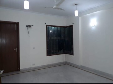 Room in 4 BHK Builder Floor at South City 1 – for Rent