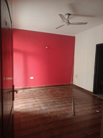 Room in 2 BHK Apartment at Amrapali Silicon City, Sector 76 – for Rent