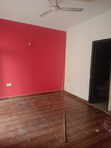 Room in 2 BHK Apartment at Amrapali Silicon City, Sector 76 – for Rent