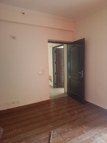 Room in 2 BHK Apartment at Amrapali Silicon City, Sector 76 – for Rent