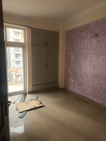 Room in 2 BHK Apartment at Amrapali Silicon City, Sector 76 – for Rent