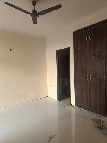 Room in 2 BHK Apartment at Amrapali Silicon City, Sector 76 – for Rent