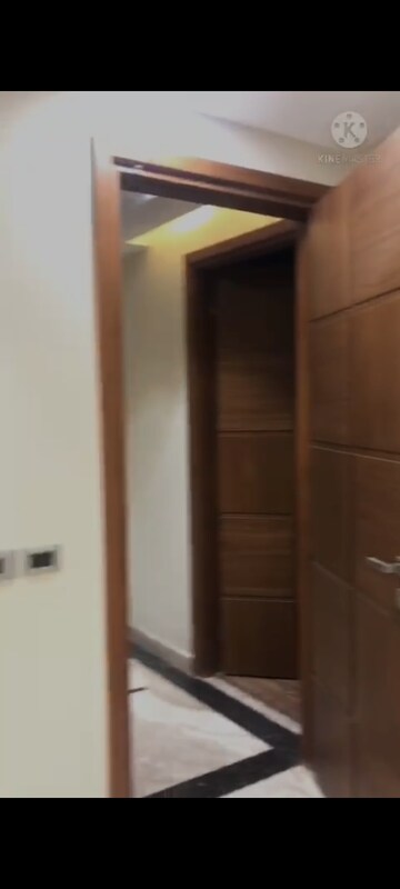 Furnished Amenities in 3 BHK Builder Floor at Lajpat Nagar – for Rent