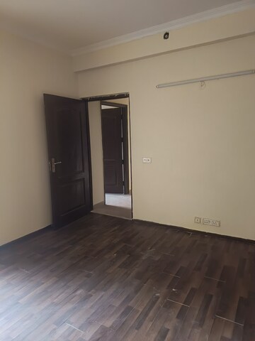 Room in 2 BHK Apartment at Amrapali Silicon City, Sector 76 – for Rent