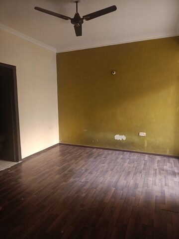 Room in 2 BHK Apartment at Amrapali Silicon City, Sector 76 – for Rent