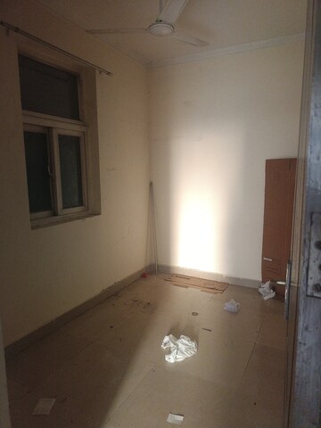 Room in 2 BHK Apartment at Amrapali Silicon City, Sector 76 – for Rent