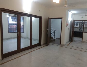 Room in 3 BHK Apartment at Sector 52 – for Rent