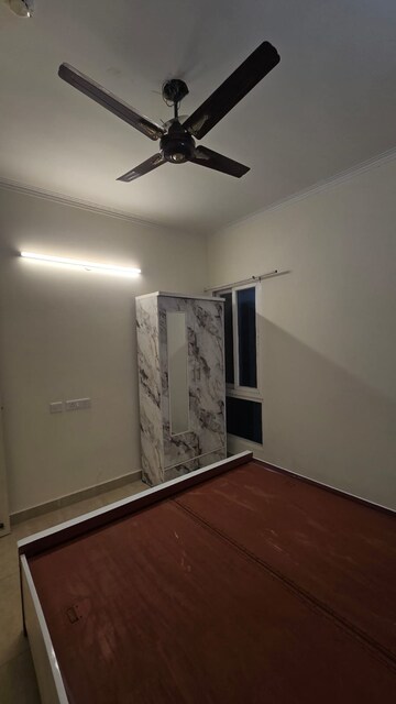 Room in 3 BHK Apartment at Gaur City 2 - 14th Avenue, Sector 16c Greater Noida – for Rent