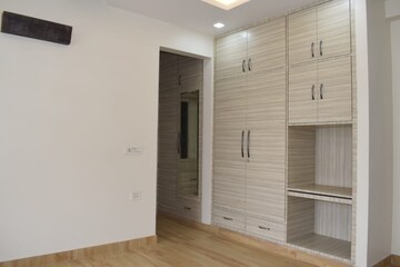 Room in 4 BHK Builder Floor at Housing Board Colony Sector 51, Sector 51 – for Rent