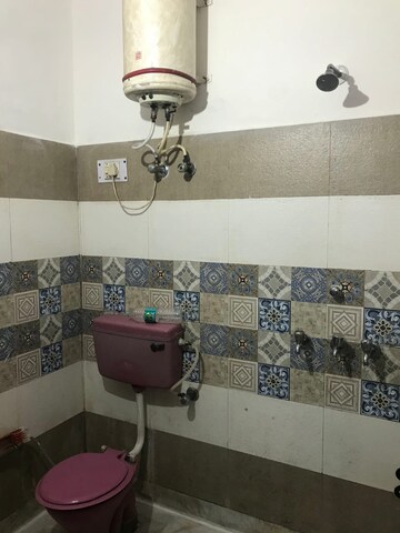 Master Bedroom in 2 BHK Builder Floor at Mayur Vihar Phase 1 – for Rent
