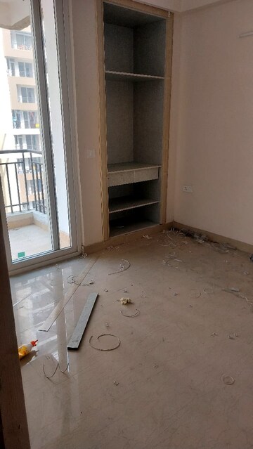 Room in 2 BHK Apartment at Amrapali Golf Homes, Sector 4 Greater Noida – for Sale
