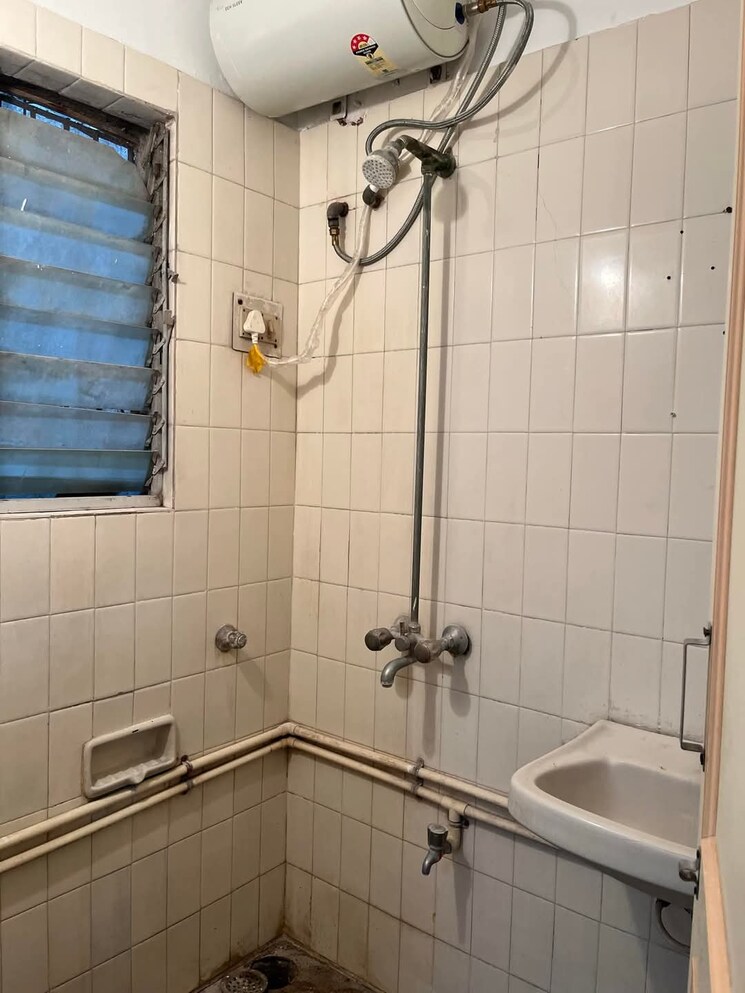Bathroom, suhas-modi-sra 1 Bedroom 720 Sq.Ft. Apartment In Kandivali East Mumbai 7939810