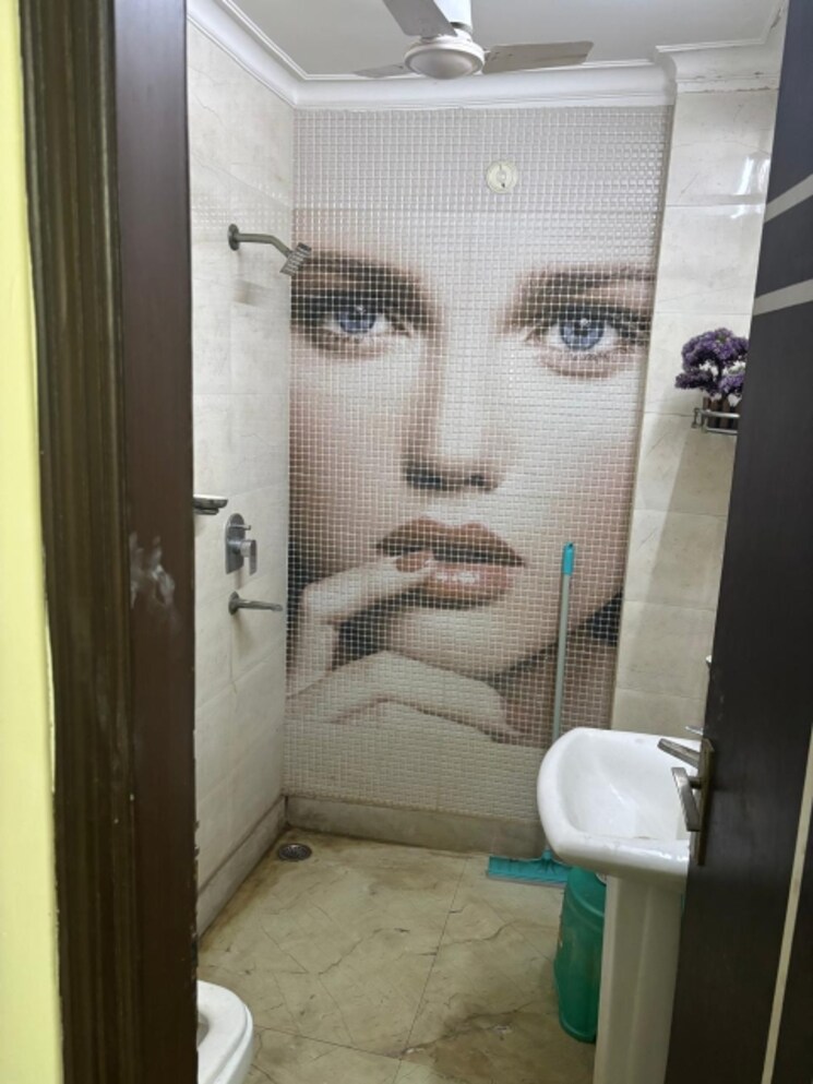 Bathroom, dashrath puri 3.5 Bedroom 1500 Sq.Ft. Apartment In Dashrath Puri Delhi 7939831