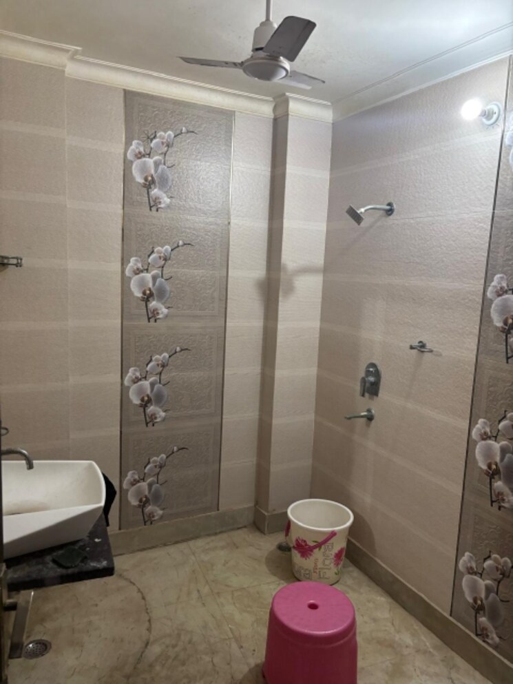 Bathroom, dashrath puri 3.5 Bedroom 1500 Sq.Ft. Apartment In Dashrath Puri Delhi 7939831