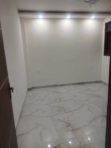 Room in 3 BHK Builder Floor at Govindpuri – for Rent